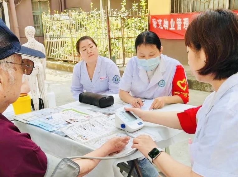 太暖了！义诊进社区，老人家门口看名医