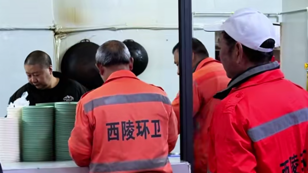 “为什么你们不付钱就能吃早餐？”
