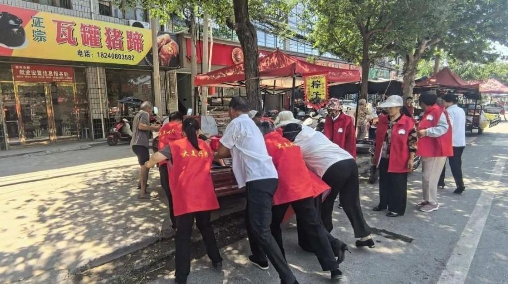 泾阳县兴隆镇志愿整治焕新貌共建美丽新乡村