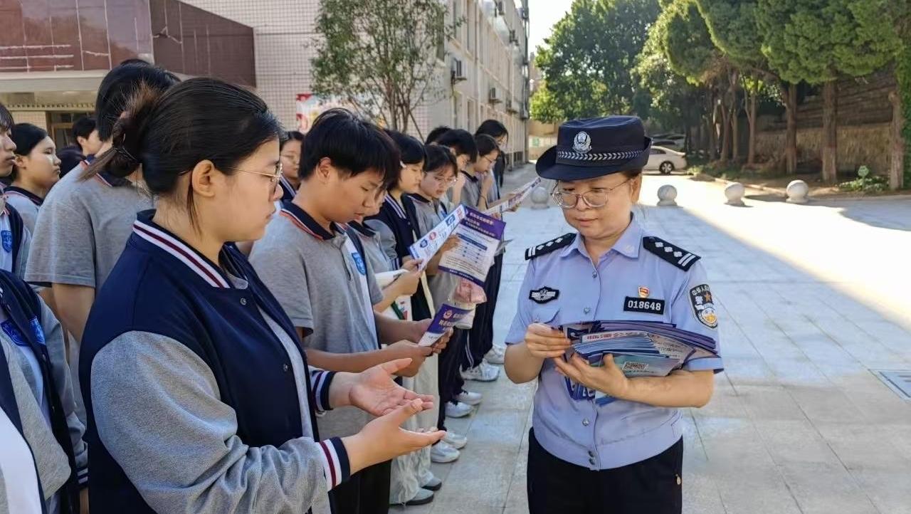 临潼区：警校联动 上好暑期安全课