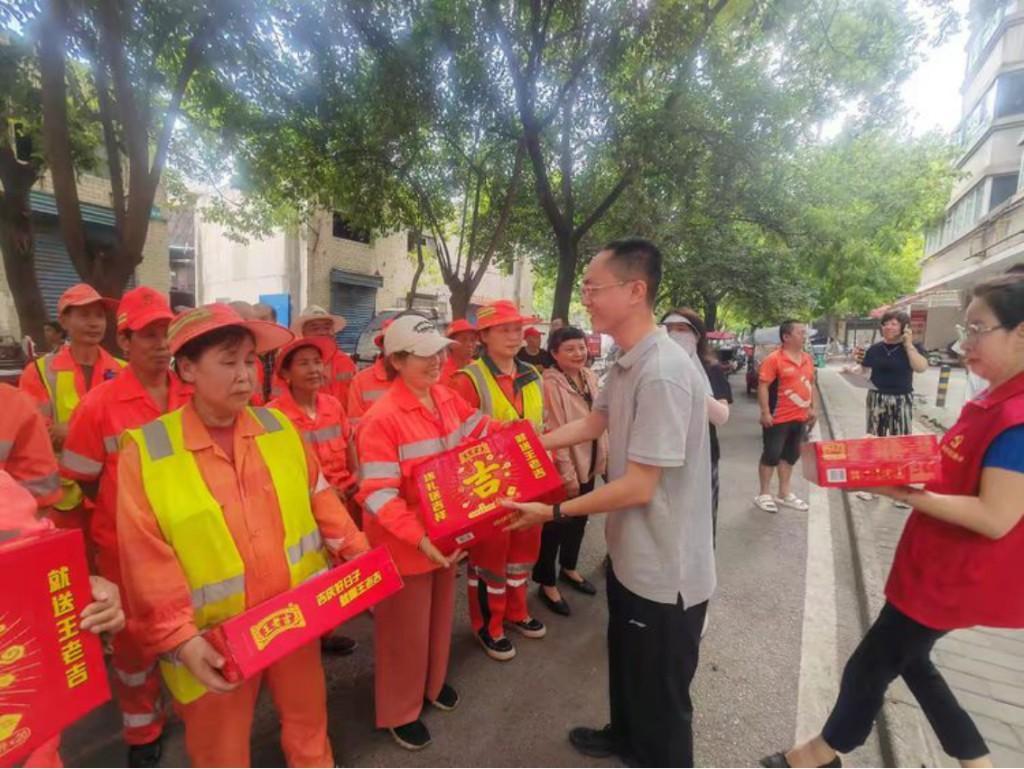 盛夏送清凉，关爱烈日下最可爱的人