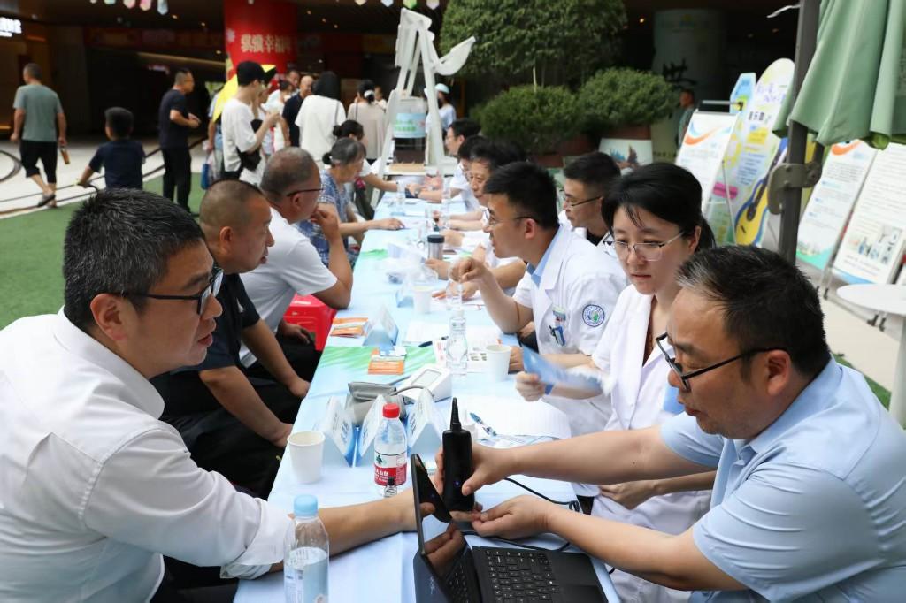 家门口摆起健康集市！西北大学第一医院清凉义诊第二季开摊