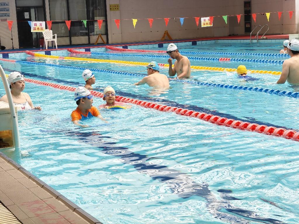 严守暑期游泳馆安全 护航青少年夏日戏水时光