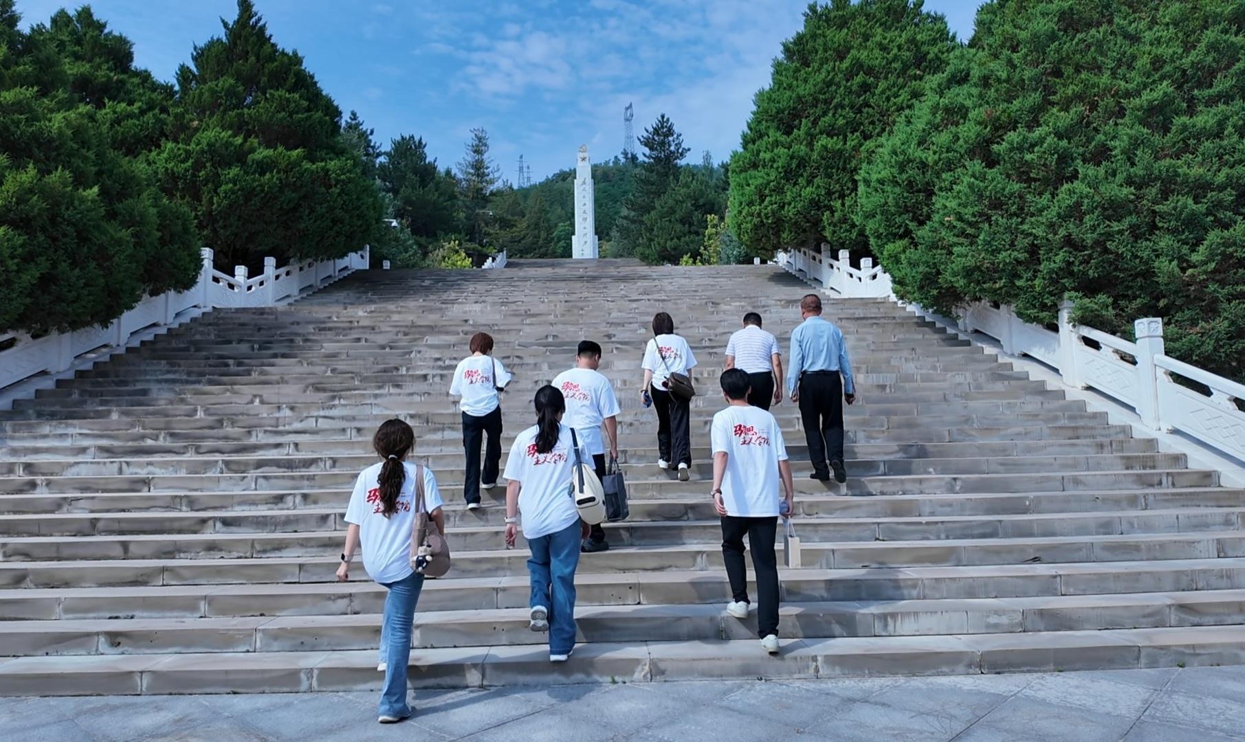 馆校双向赋能 筑牢育人共同体 ——西安工业大学马克思主义学院研究生实践队赴延安四八烈士陵园开展实践研学