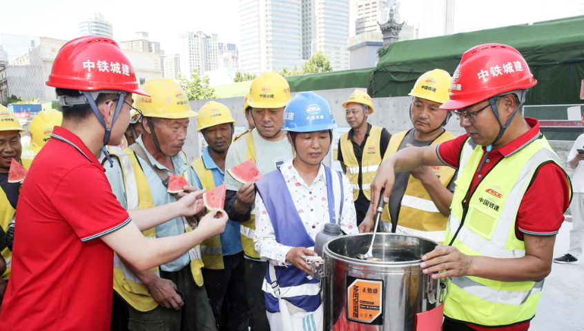关爱润工地 清凉沁心间