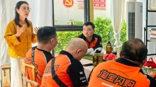 一壶热茶双向暖心！社区“小哥议事会”聊出治理新思路