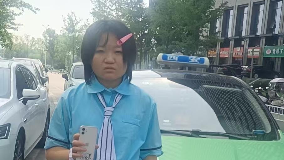 乘客下车手机掉落 的哥拾获速速归还