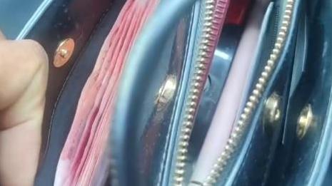 乘客落下手提包 的哥拾金不昧送还