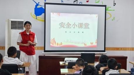 七彩假期护平安，安全课堂伴成长