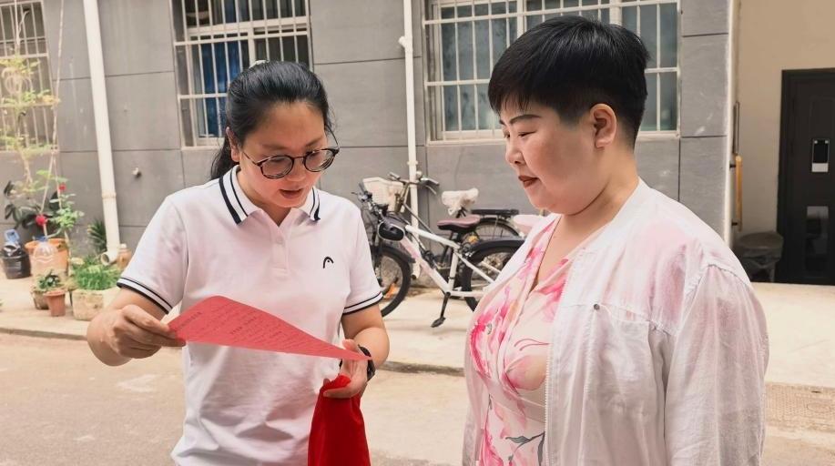 高温防汛双线护航 ——大雁塔街道雁塔路社区入户宣讲送平安