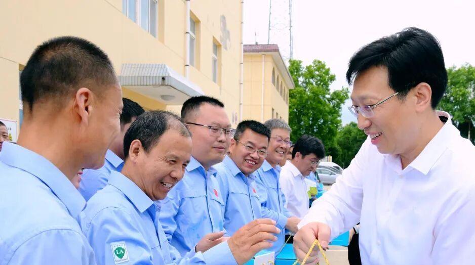 入伏首日送清凉 关怀一线鼓干劲
