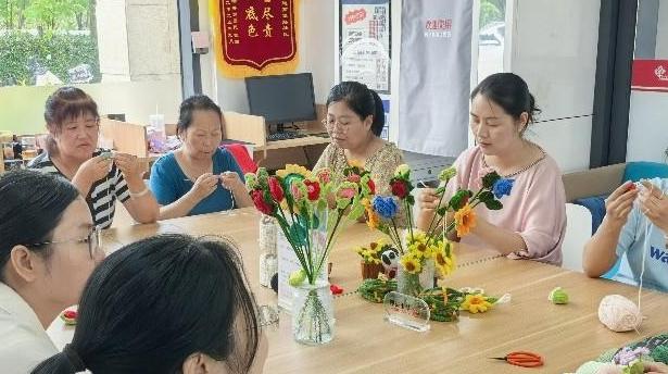 钩针翻飞织就指尖收益，社区培训拓宽增收新渠道