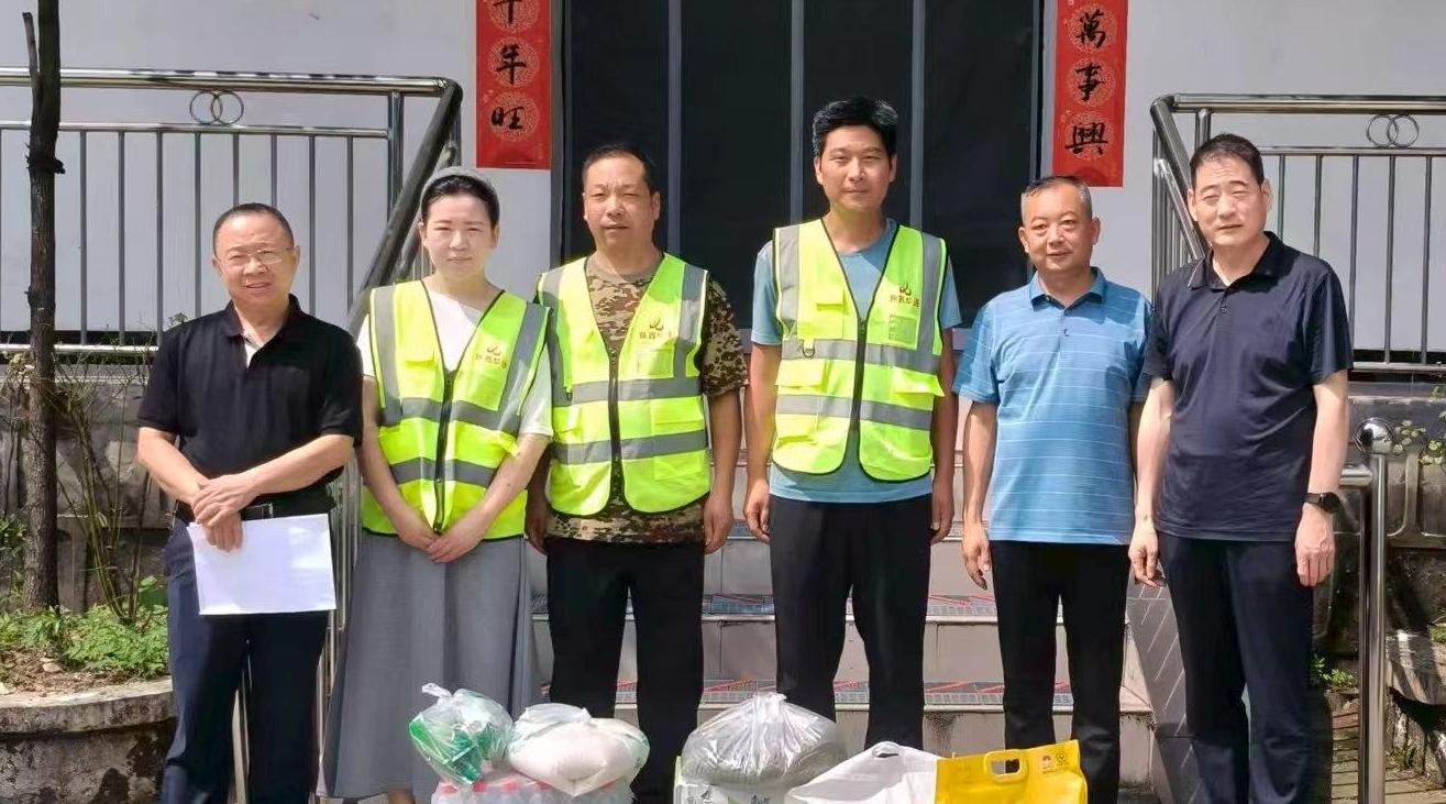 炎炎夏日送清凉 丝丝关怀沁人心