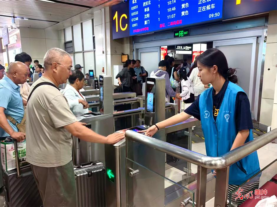 这个暑假，他们把课堂搬进了企业产业一线
