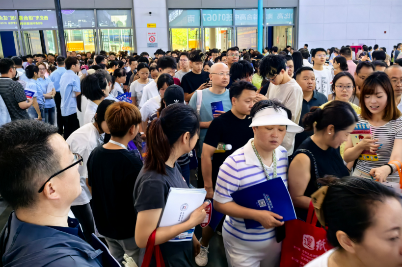 中考生和家长带着成绩咨询会上寻求“最优解”