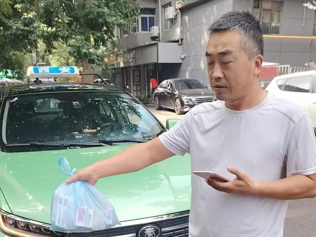 乘客大意连丢物品 的哥送药又送手机