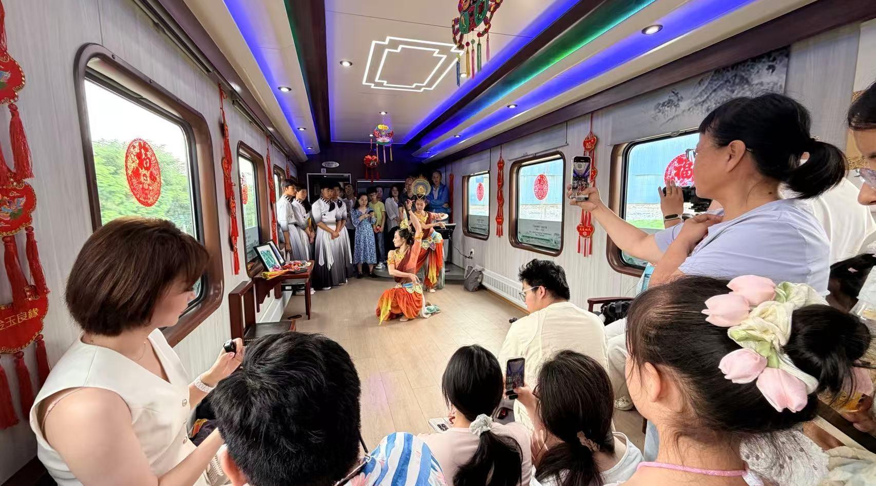 西安至平凉首开“问道崆峒号”旅游专线列车