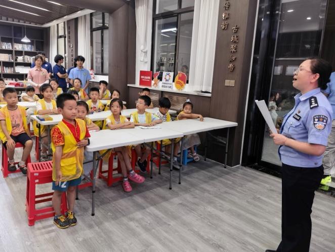 擦亮心中警徽|安全感满分！暖心公益暑期托管班上暑期安全课开讲