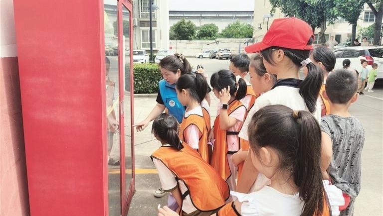 “小小网格员”走进社区学环保