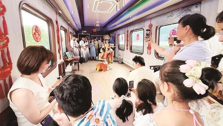 西安至平凉首开“问道崆峒号”旅游专列