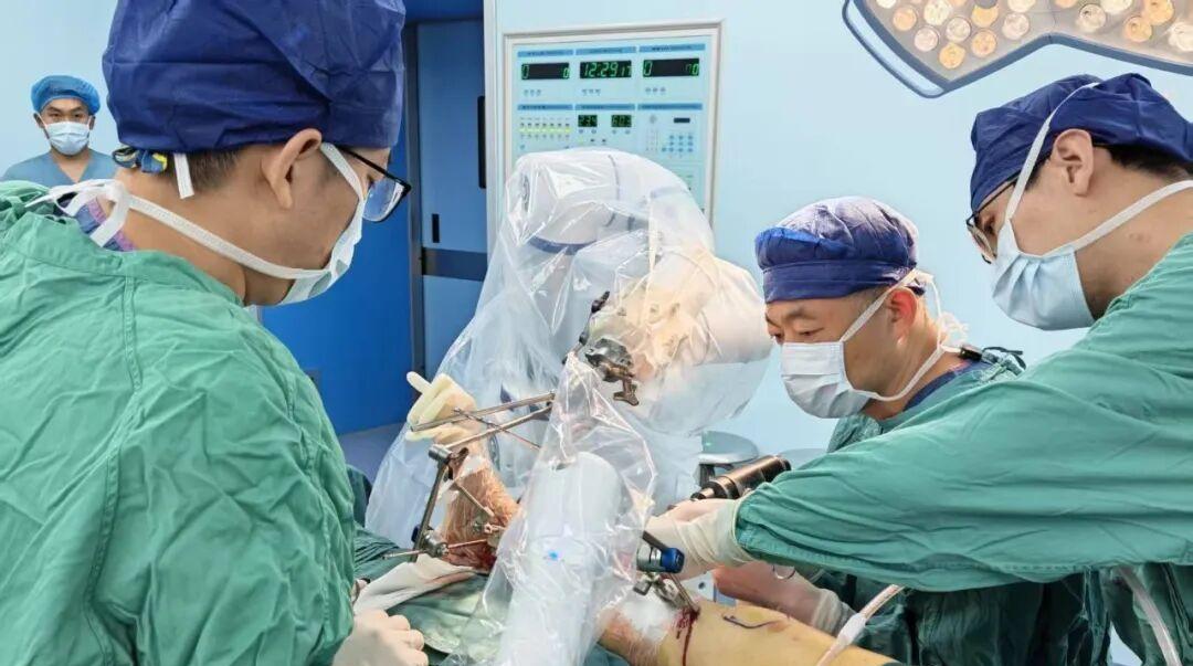 高龄骨折不用“大动干戈”，机器人给老人精准“正骨”