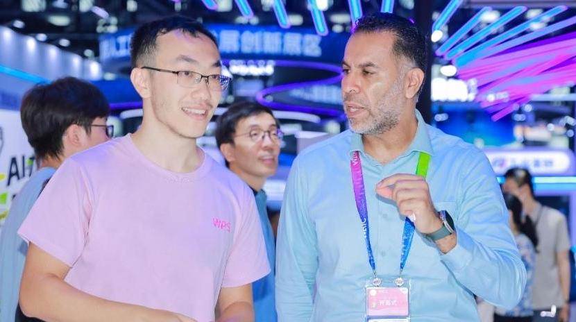 阿曼信息技术副部长体验中国AI办公新方案