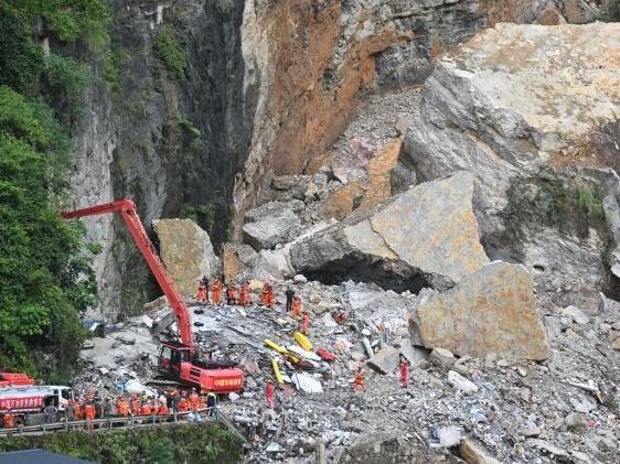直击重庆彭水山体崩塌救援一线：“逆行”救援的“摩托大军”