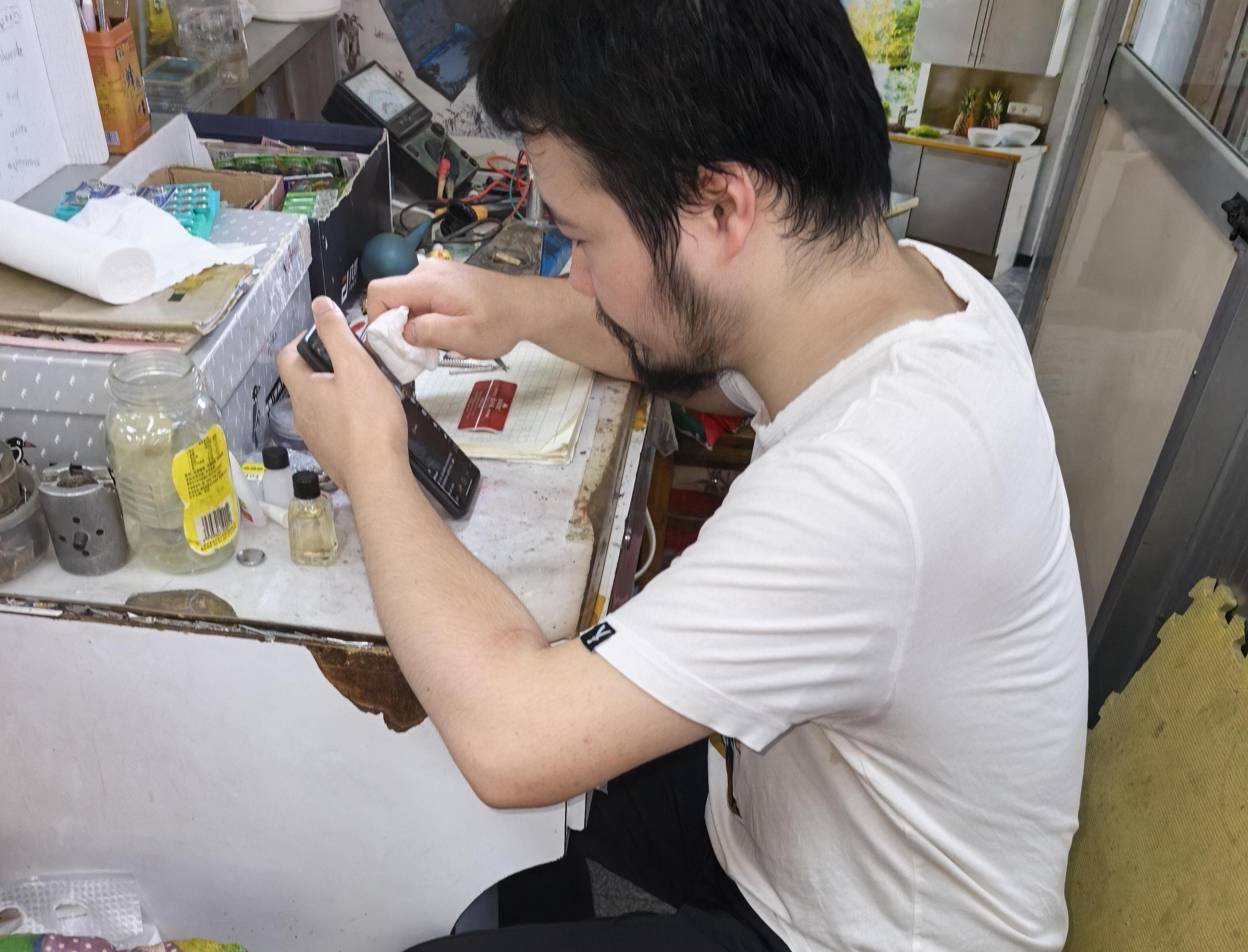方寸表盘间，他们用近40年修复千万段时光记忆