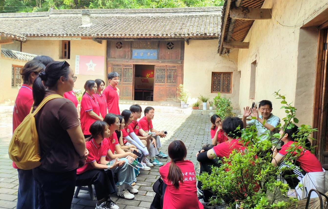 走旧址、绘红图、诵长征！这群大学生踏寻秦岭红色记忆