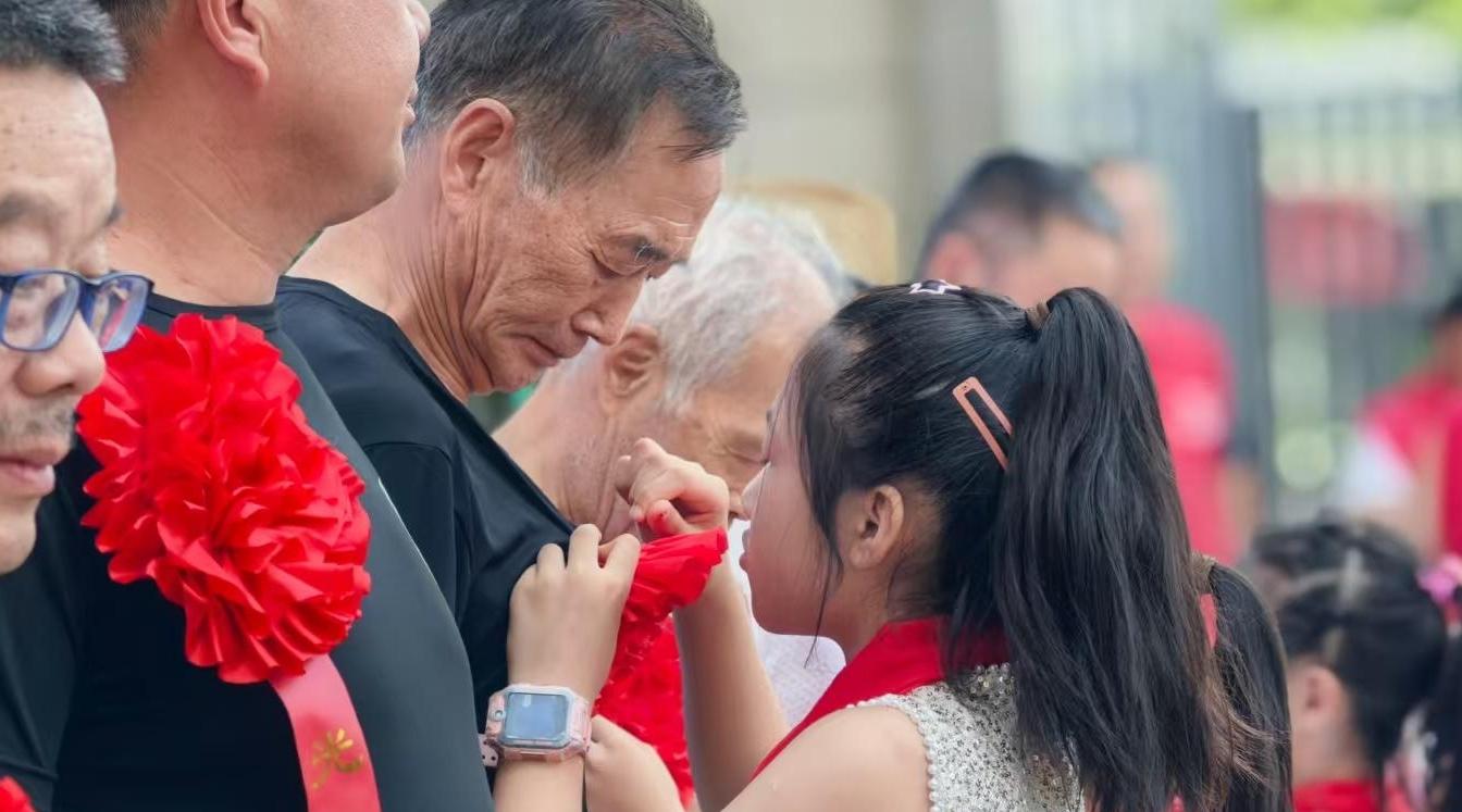 再戴大红花，致敬最可爱的人