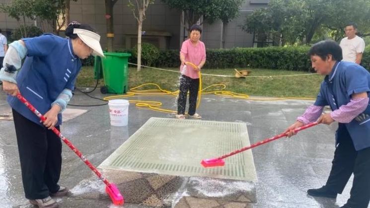 清洗地垫送清凉 便民服务零距离
