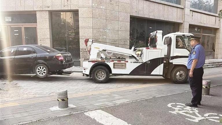 西安多部门联动清拖占道“僵尸车”