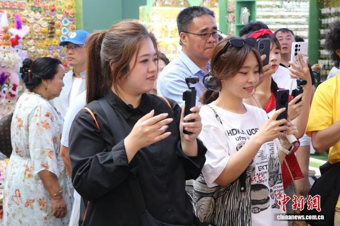 台湾自媒体人翟翾：新疆最美的风景是迎着时代追梦的人