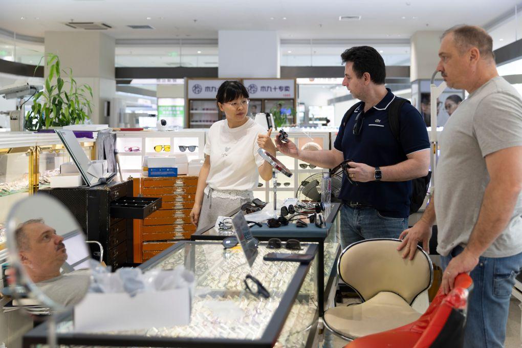 Xinhua Headlines: Beyond Made in China: Foreign visitors discover appeal of Chinese services