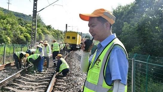烈日“蒸”战  汉中工务段用汗水守护铁路行车畅通