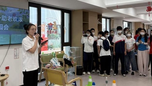 消夏游园送温情 代际互动暖银龄