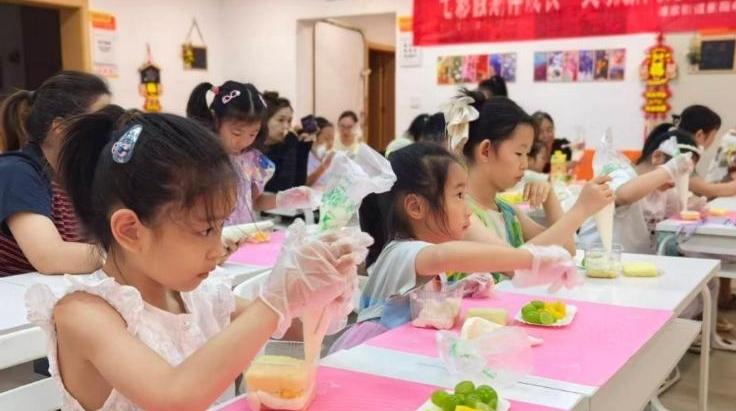 快乐星期三撬动七彩假期，微光合伙人守护美好童年