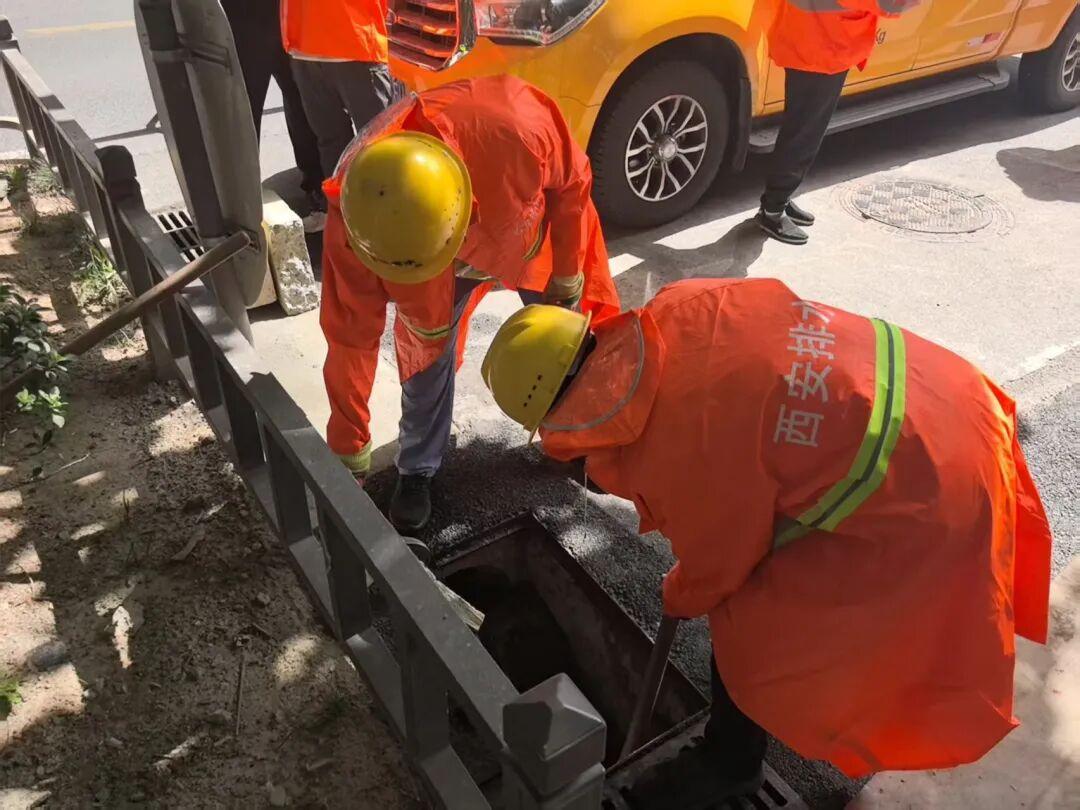 碑林区城管执法局抓实城市排水防涝工作筑牢汛期安全防护屏障