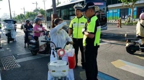 严查不戴头盔！泾阳交警开展路面专项整治