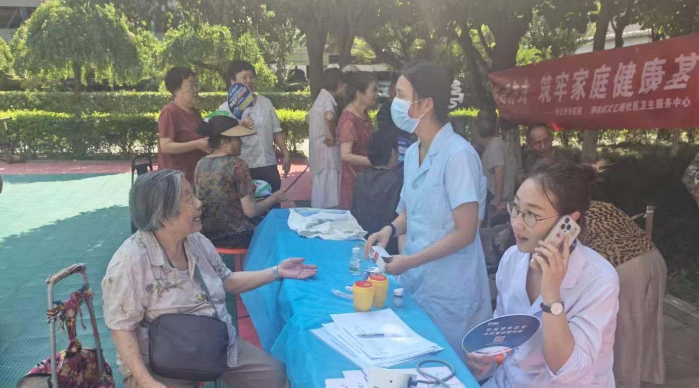 便民集市进社区 暖心服务零距离