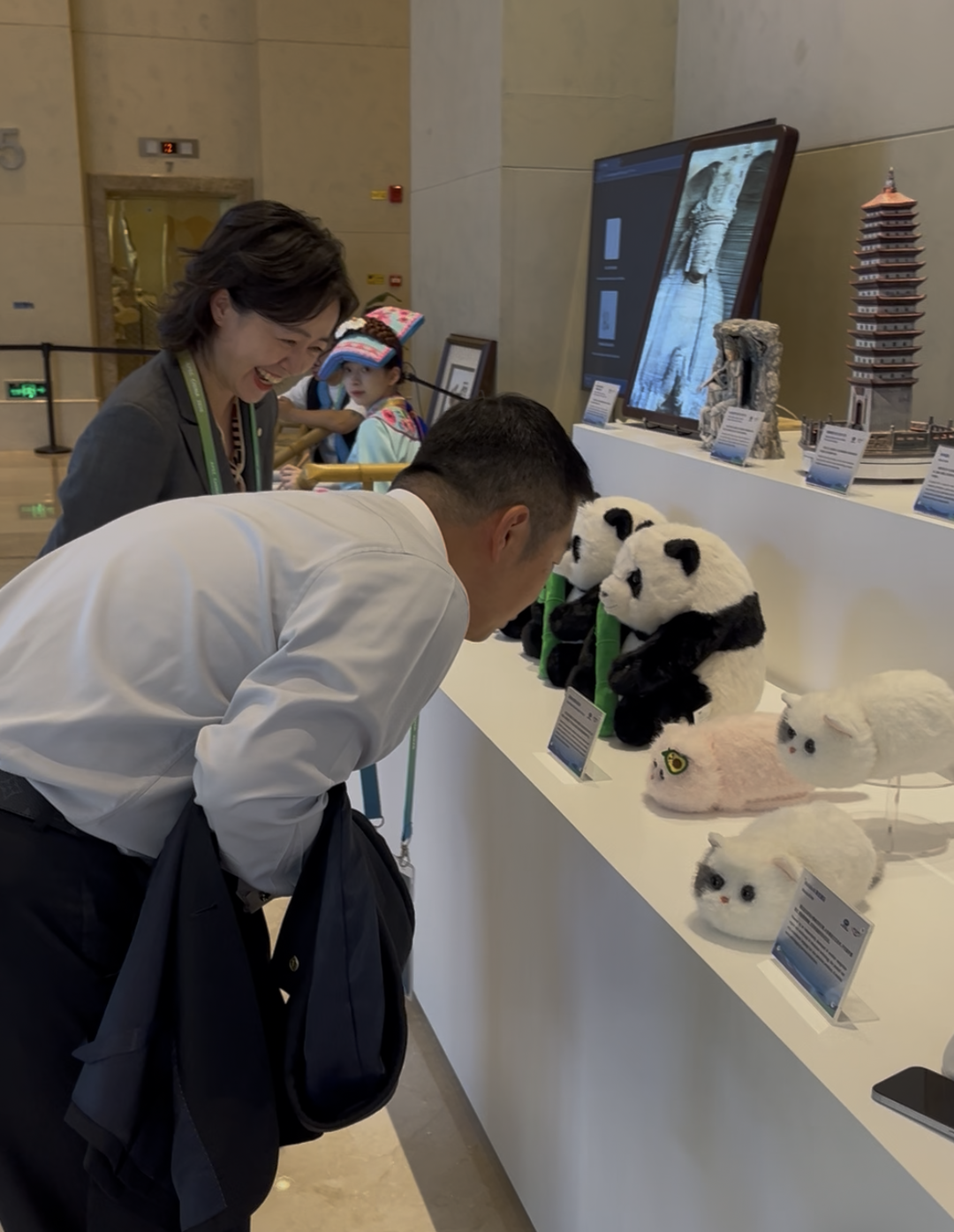 “熊猫”会英文、眼镜能传译……APEC会场外，世界看见“成都造”数字未来