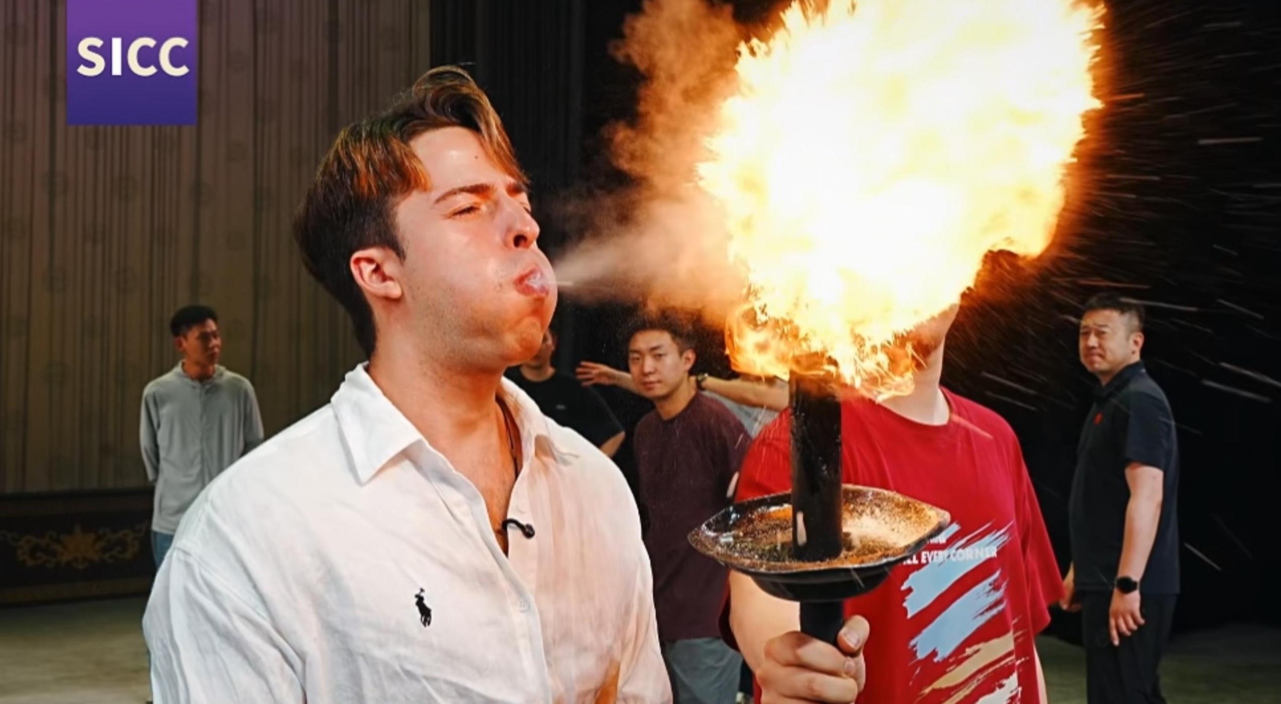 俄罗斯博主探秘千年秦腔 独门绝技品百态人生