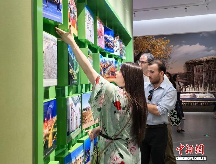 欧洲外交官参访团走进新疆