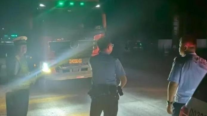 拒绝货车“带病上路” ！彬州公安联合开展夜间治超行动