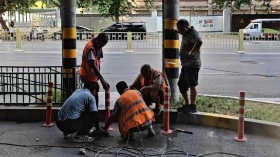 网格聚力加装防护栏 大雁塔街道建苑社区筑牢居民出行安全线