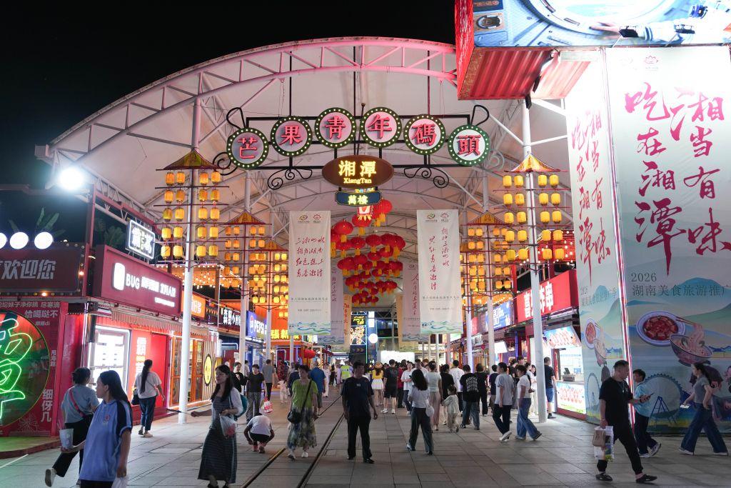好评中国丨暑期过半消费热潮持续升温，多元业态激活夏日经济