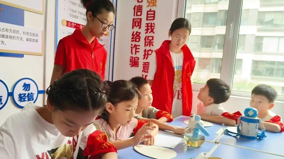 育享课堂上新 青少年体验漆扇非遗技艺