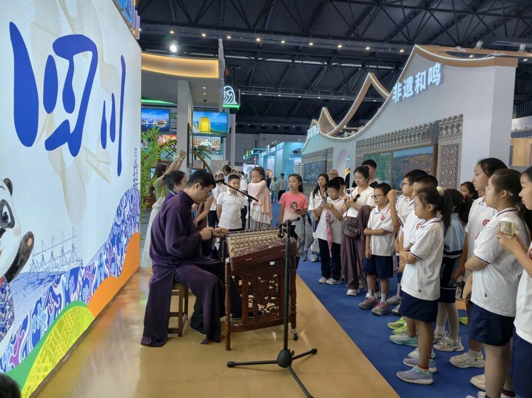 非遗援疆：展品来了，传承人来了，志愿者也来了