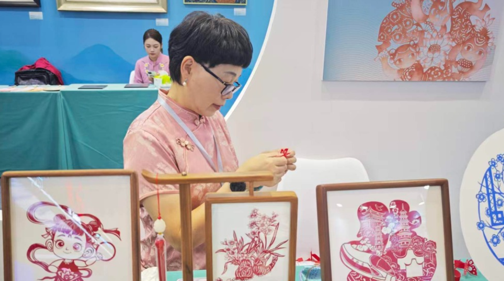 手艺越交流越活，朋友越走动越亲——这场非遗援疆主题展示活动有点暖