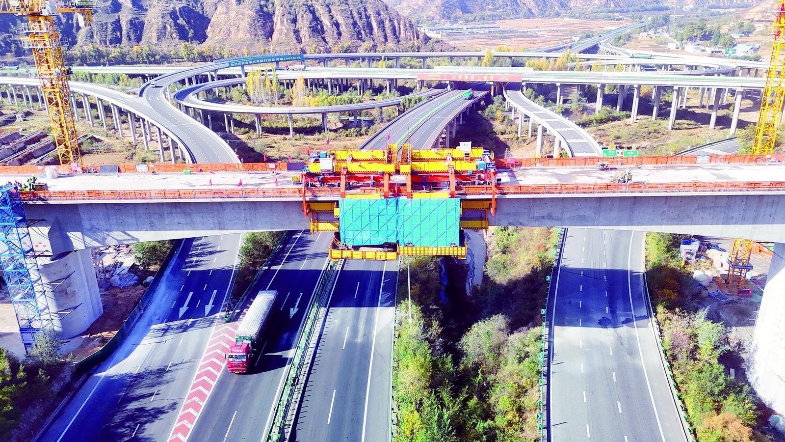 延榆高铁跨青银高速公路连续梁顺利合龙